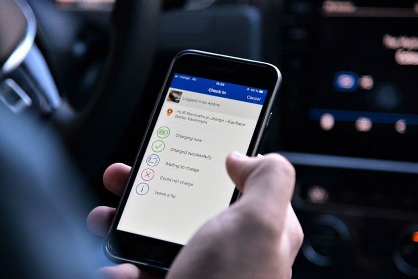 Când ajunge la stație, „electricul” dă check-in pe PlugShare, să știe comunitatea că stația e ocupată. Foto: Lucian Muntean