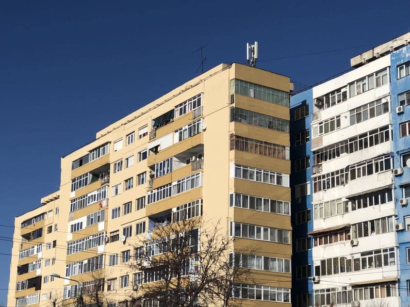 Blocul 42 (în centru, cu antena pe acoperiș), mărginit de blocurile 41 (stânga, parțial vizibl) și 43 (dreapta, în albastru). Foto: Pressone