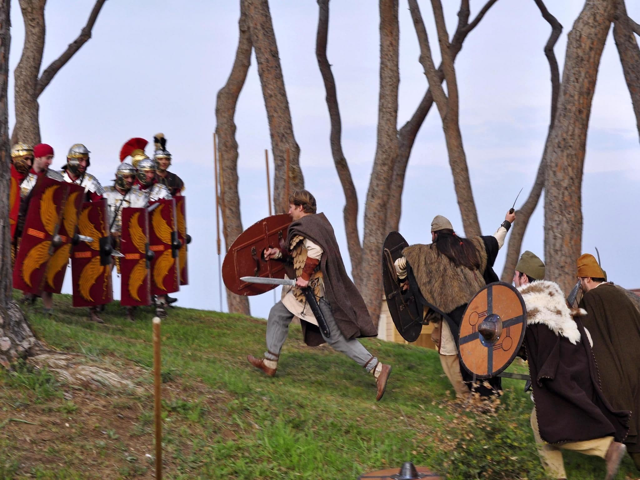 Într-un camping din Roma o trupă de actori amatori în rol de daci simulează un atac asupra dușmanilor tradiționali, romanii.