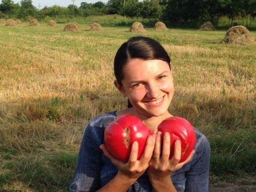Victoria Cojocariu, artista care s-a apucat de studiat Agronomia după ce s-a mutat într-un sat din județul Călărași. Foto: Arhiva personală