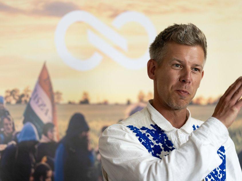 Liderul opoziţiei din Ungaria Peter Magyar a trecut graniţa în România, la Borș dupa 11 zile si 300km parcursi. El a plecat la 14 mai în marş pe jos spre Transilvania din Budapesta, în semn de protest față de trădarea etnicilor maghiari de către Viktor Orban, susținător al lui George Simion