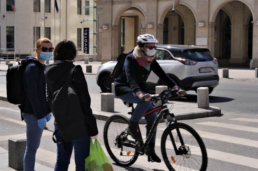 În aer liber, purtarea măștii diminuează un risc și așa foarte mic.
Foto: Lucian Muntean