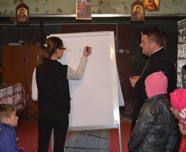 După liturghia de duminică, preotul Florin Danu transformă biserica din Lada în școală pentru copii. Sursa foto: mana-cereasca.ro