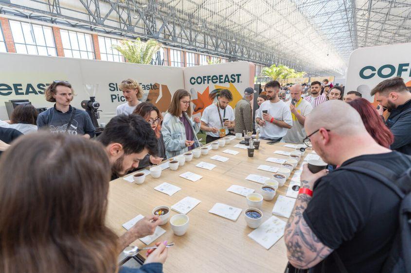La COFFeEAST 2025, 80 de prăjitorii locale și internaționale au oferit vizitatorilor unele dintre cele mai interesante cafele. În 2026, formatul va fi și mai extins și mai dinamic. FOTO: COFFeEAST