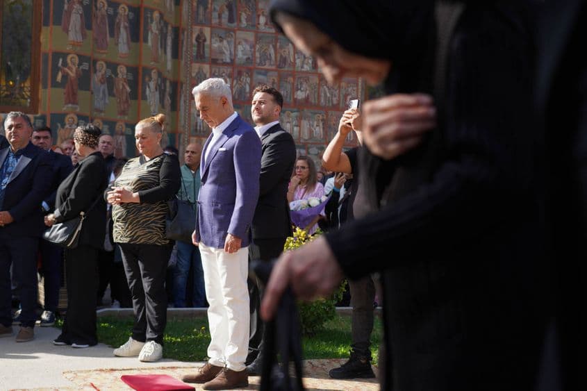 În mulțimea de la Oradea, Alin Dat nu s-a dezlipit de Georgescu. Aici, la jumătate de metru de fostul candidat, în timpul liturghiei de la Mănăstirea Sfintei Cruci. Foto: Raul Ștef