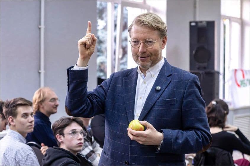 Nikolai Rîbakov, liderul Yabloko, singurul partid înregistrat la alegerile parlamentare din septembrie 2026 care se opunea explicit războiului din Ucraina. Cu o lună înainte de alegeri partidul a fost eliminat de pe buletin. Foto: Facebook/ Партия Яблоко.