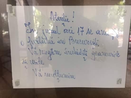 Un afiș lipit de administrația unui bloc din București. Sursa: Facebook