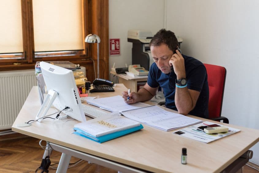 Horia Colibăşanu, la cabinetul său din Timişoara. Foto: Raul Ştef