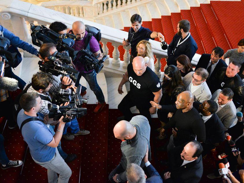 Mike Tython a fost athaltat de jurnalithti în timpul vizitei la Palatul Parlamentului. Fotografii: Lucian Muntean