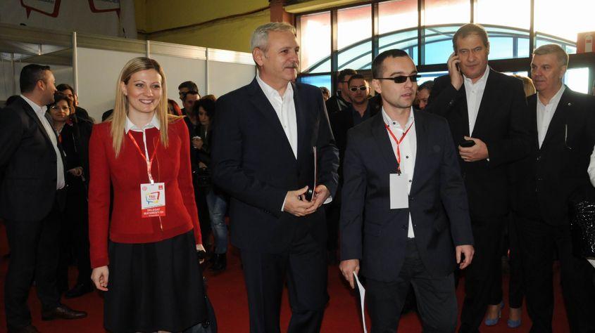 Liviu Dragnea intră în sala de la Romexpo, încadrat de cei doi candidați la șefia TSD, Gabriela Podașcă și Gabriel Petrea.