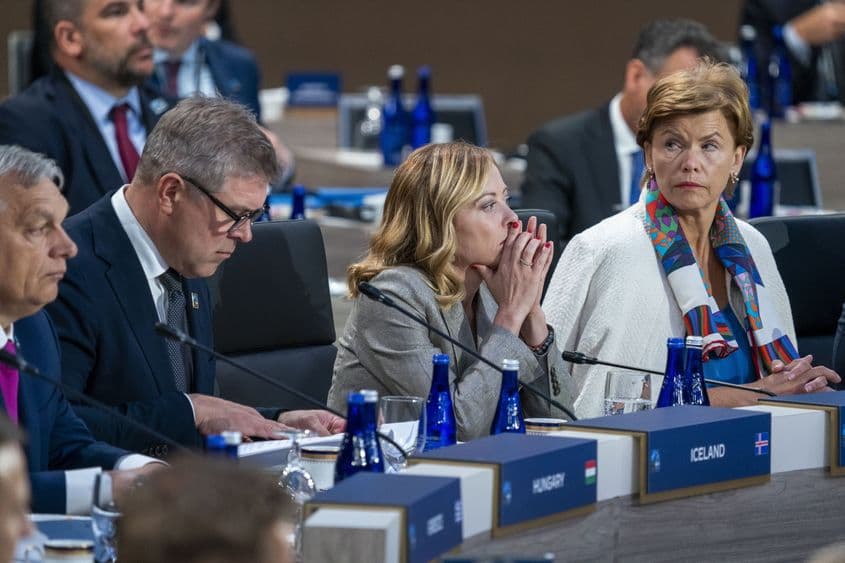 Premierul italian Giorgia Meloni (C) și ministrul leton de externe Baiba Braze (R) participă la reuniunea Consiliului Nord-Atlantic cu partenerii din Indo-Pacific în cadrul Summitului Organizației Tratatului Atlanticului de Nord (NATO) la Walter E. Washington Convention Center în Washington, DC, SUA, 11 iulie 2024. EPA/SHAWN THEW