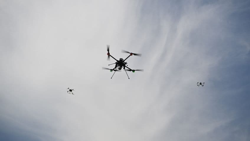 Pentru a fi pregătiți în caz de atac aerian, autoritățile recomandă să avem la îndemână un „kit de supraviețuire” pentru 72 de ore, asemănător cu cel pentru cutremur. Foto: Inquam Photos / Alex Nicodim