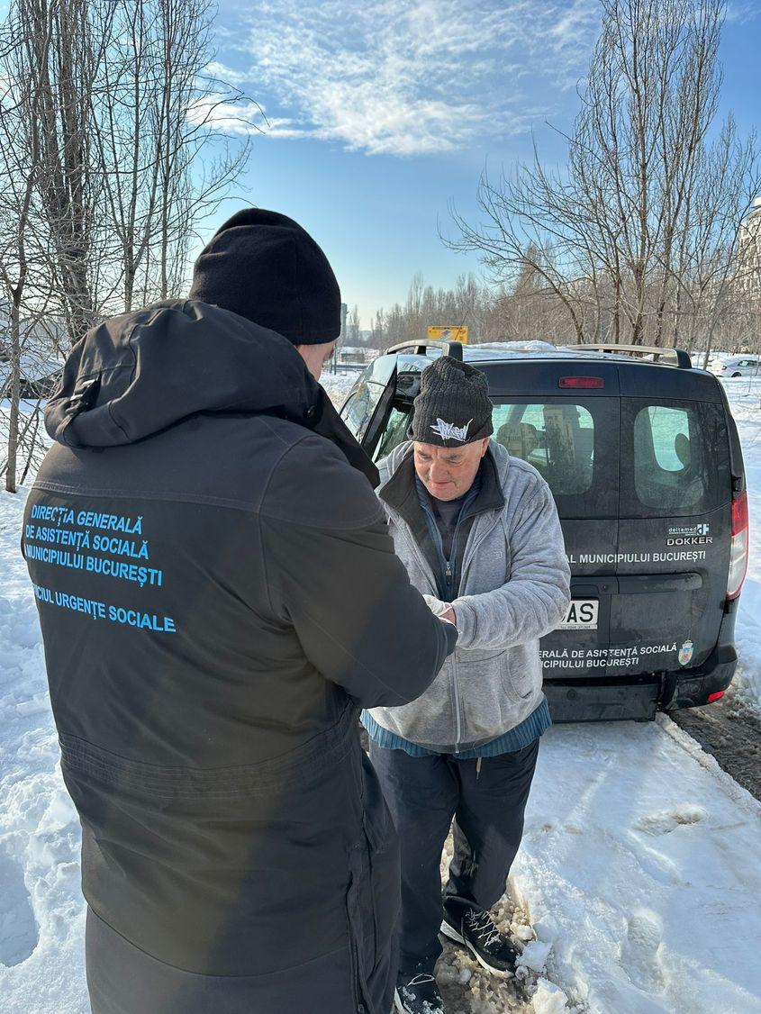 Angajații DGASMB, serviciul urgențe sociale, au împărțit mâncare și ceai cald persoanelor fără adăpost FOTO: DGASMB