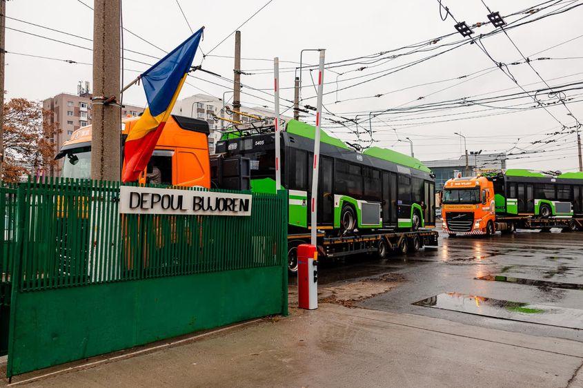 Momentul în care sunt livrate autobuze electrice pentru STB. Foto: Nicușor Dan / Facebook