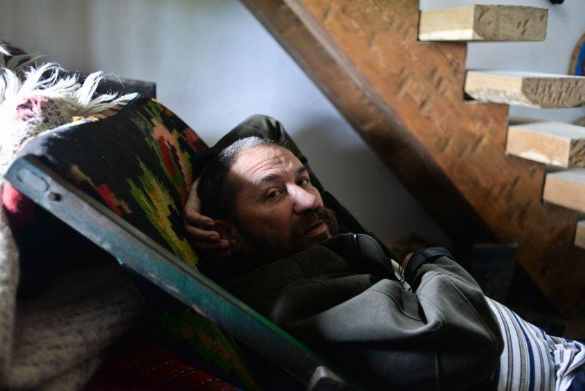 Sculptorul Maxim Dumitraș în atelierul său. Foto Lucian Muntean.