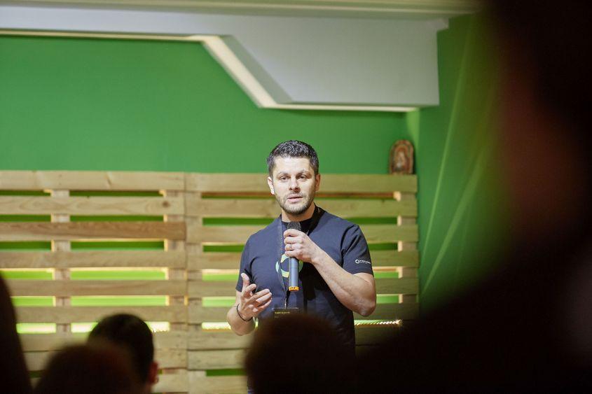 Vlad Gliga face deschiderea la una din edițiile Square1Bootcamp - TechIdeas, un program de educație antreprenorială realizat pentru studenții de la Facultatea de Economie și Administrarea Afacerilor, din cadrul Universității „Alexandru Ioan Cuza”. Foto Vlad Gliga