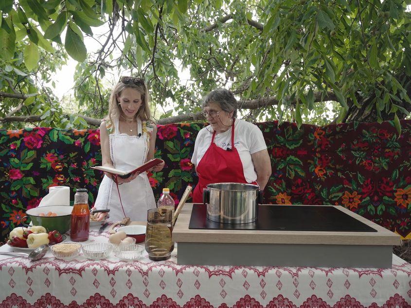 Daniela Fălcușan (stânga imaginii) și Cornelia Birău
