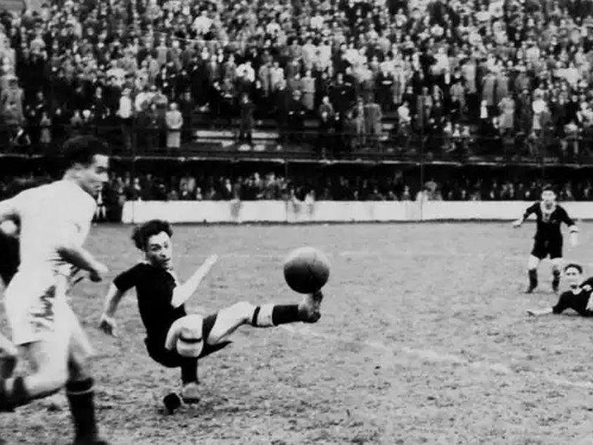 Meciul dintre Rapid București și Venus București în finala Cupei României la fotbal din sezonul 1939-1940