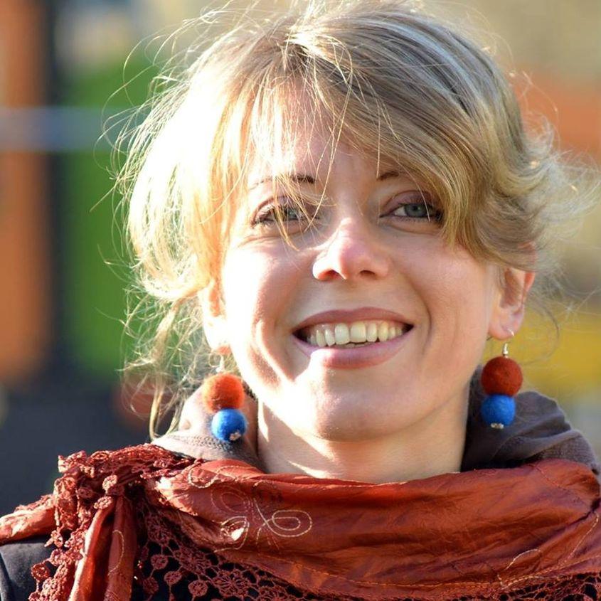 Scriitoarea Ioana Nicolaie.