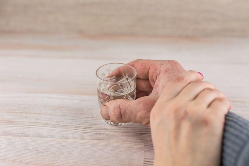 În România, centrele pentru recuperare dedicate persoanelor care suferă de alcoolism sunt puține și se confruntă cu lipsa finanțării. Foto © Anastasiya Haikova | Dreamstime.com