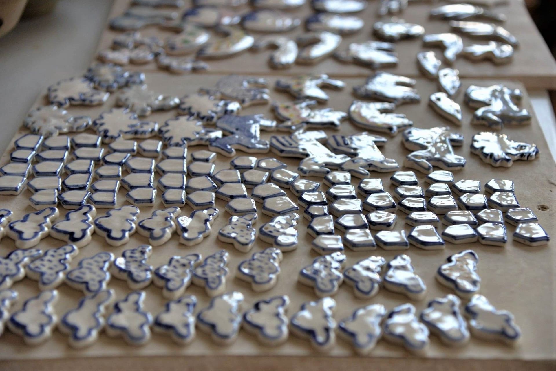 Mărțișoare din porțelan create de artistul ceramist Marius Stanciu. Foto Lucian Muntean