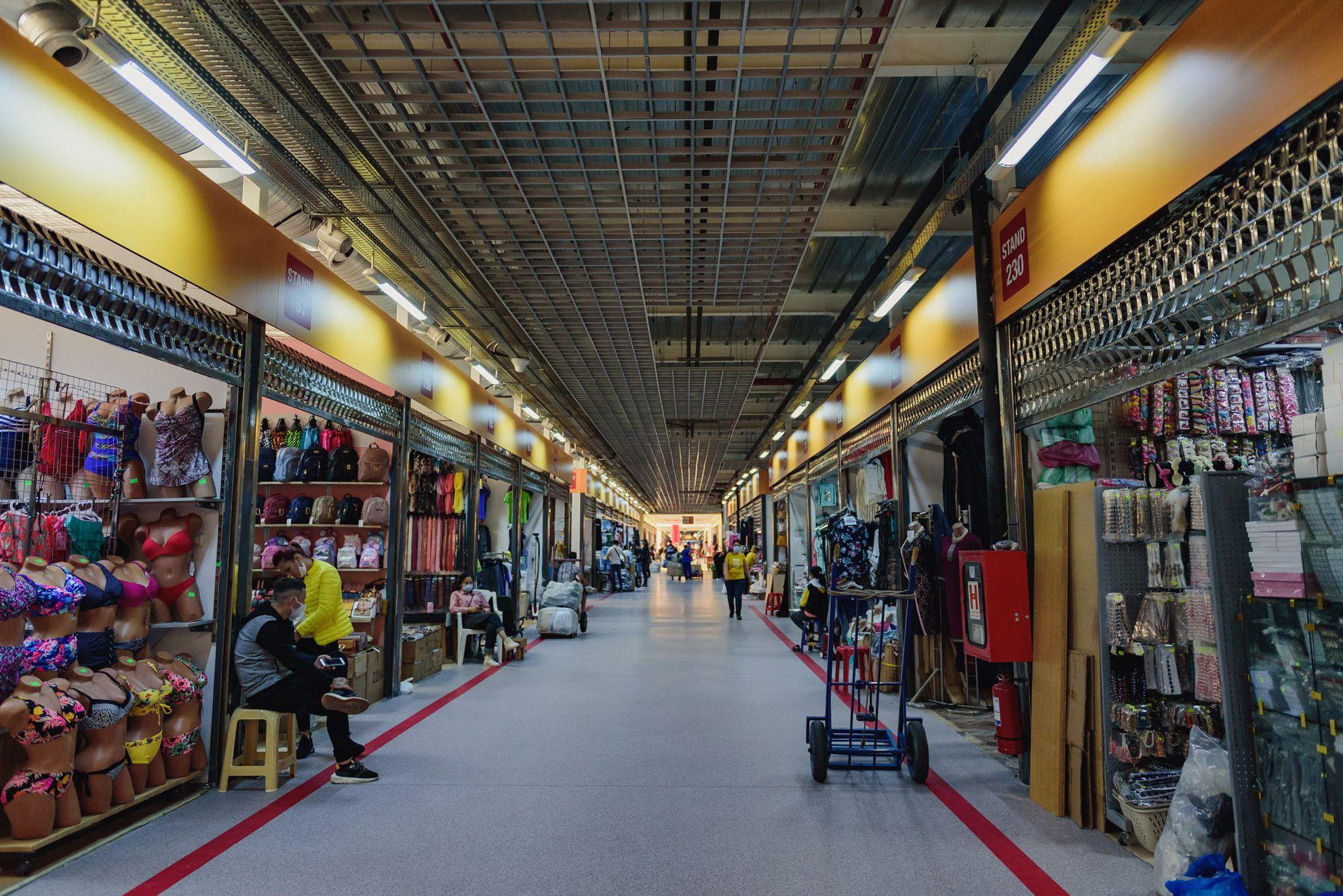 Vânzările merg mai greu în perioada asta pentru comercianții de la Dragonul Roșu, dar cu toții speră că lucrurile vor reveni la normal cu timpul.