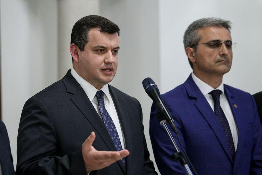 Eugen Tomac si Robert Turcescu, la acea vreme membri PMP, declaratii de presa dupa consultarile convocate de Klaus Iohannis, la Cotroceni, joi, 11 aprilie 2019. Inquam Photos / George Calin
