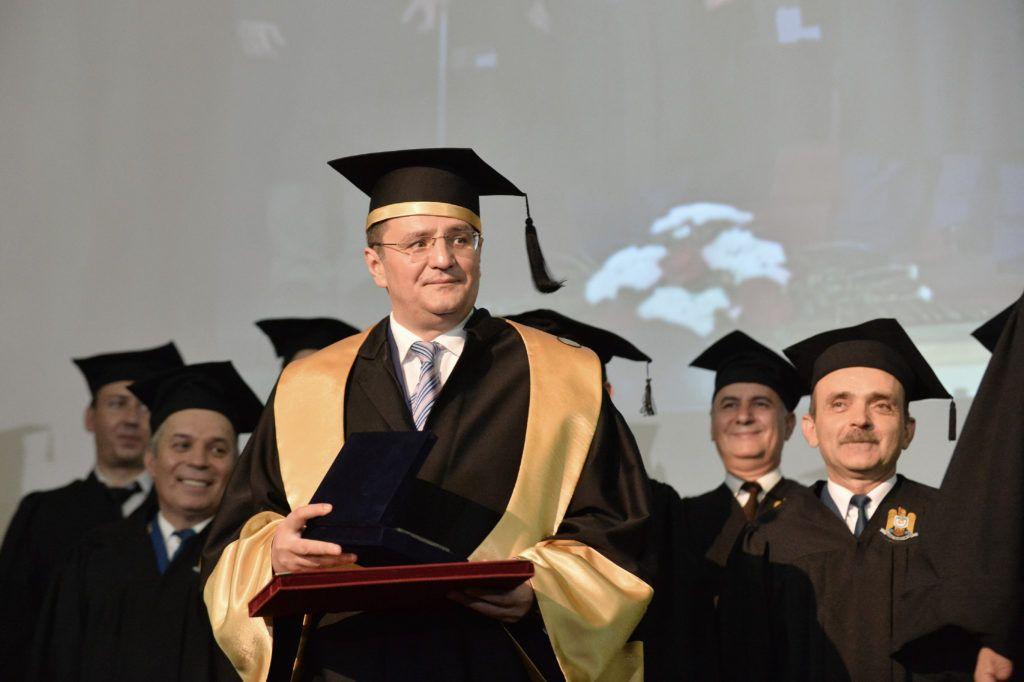 Fostul director al SRI, care din 2015 e diplomat full-time în Washington D.C., a continuat să încaseze lunar între 7.905 lei și 8.429 lei pentru activitatea didactică de la SNSPA, conform propriilor declarații de avere. FOTO: SILVIU MATEI / AGERPRES