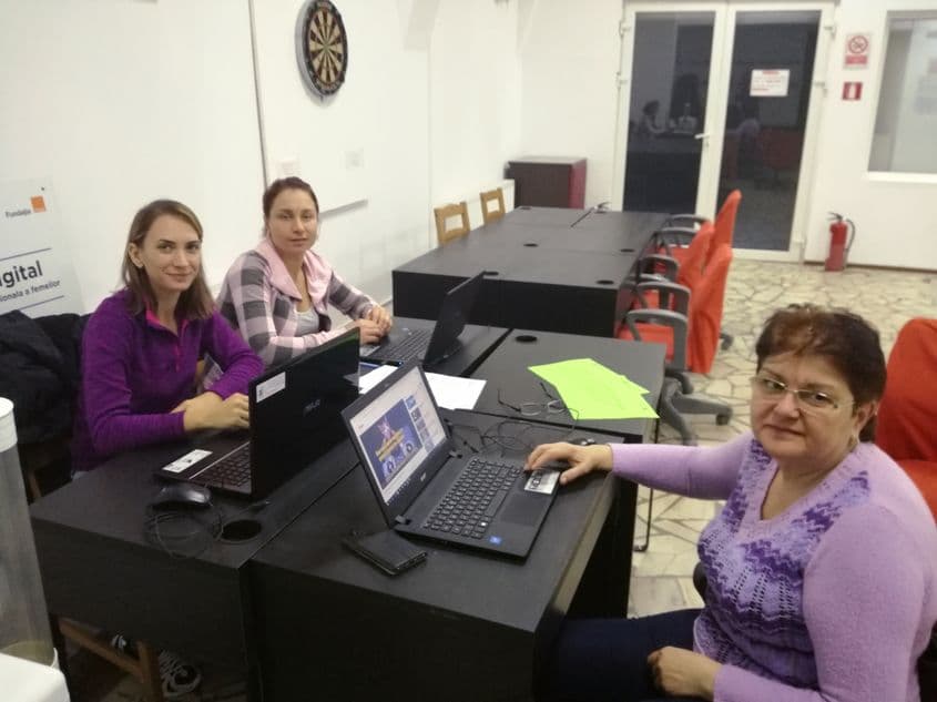 <meta charset="utf-8">Centrul Digital pentru Femei din București