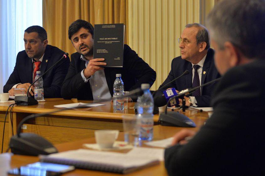 Tudor Pop, deputat USR, cu coperta tezei de doctorat a lui Florian Bodog.