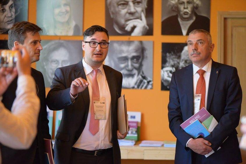 Cătălin Ivan în stânga, împreună cu consilierul lui Dan Tanasă la Tușnad. În dreapta este președintele Consiliului Județean Covasna Sándor Tamás.