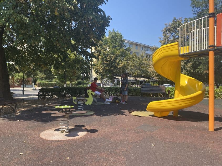 La intrarea pietonalei închise azi pentru mașini, într-un parc, dau de alți trei adolescenți, care stau de vorbă. Foto: Luiza Popovici