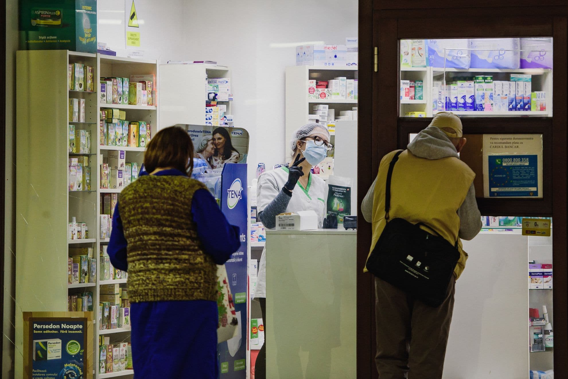 La farmacia din pasajul Universității este în continuare coadă. Foto: Ioana Epure