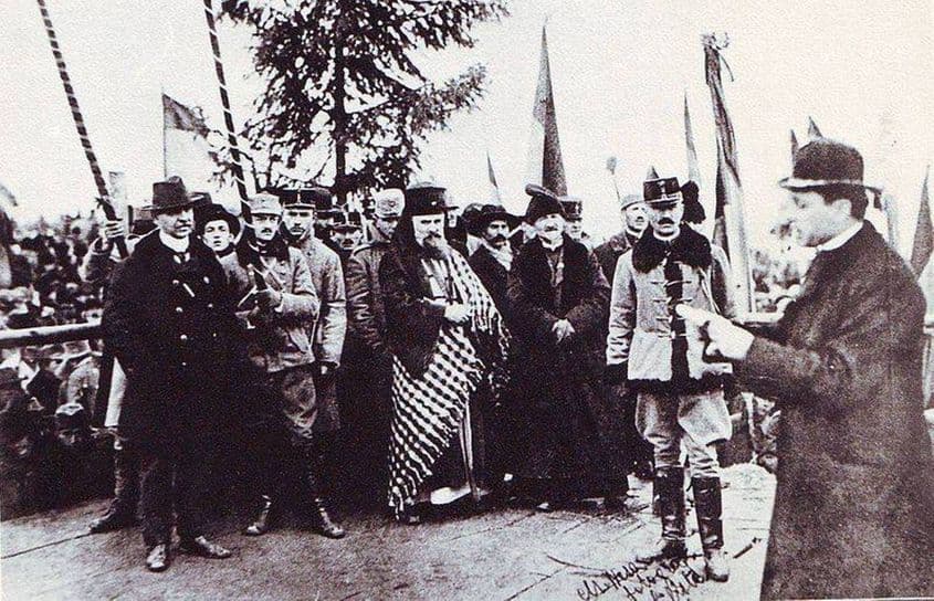 Una din cele cinci fotografii surprinse de Samoilă Mîrza la 1 Decembrie 1918, cu Iuliu Hossu citind Rezoluțiunea de Unire