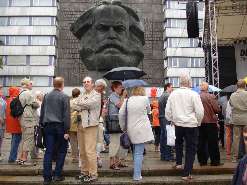 Marx privește mulțumit peste noua generație a stângii, directa moștenitoare a fostului partid comunist. Foto: © Biserko | Dreamstime.com