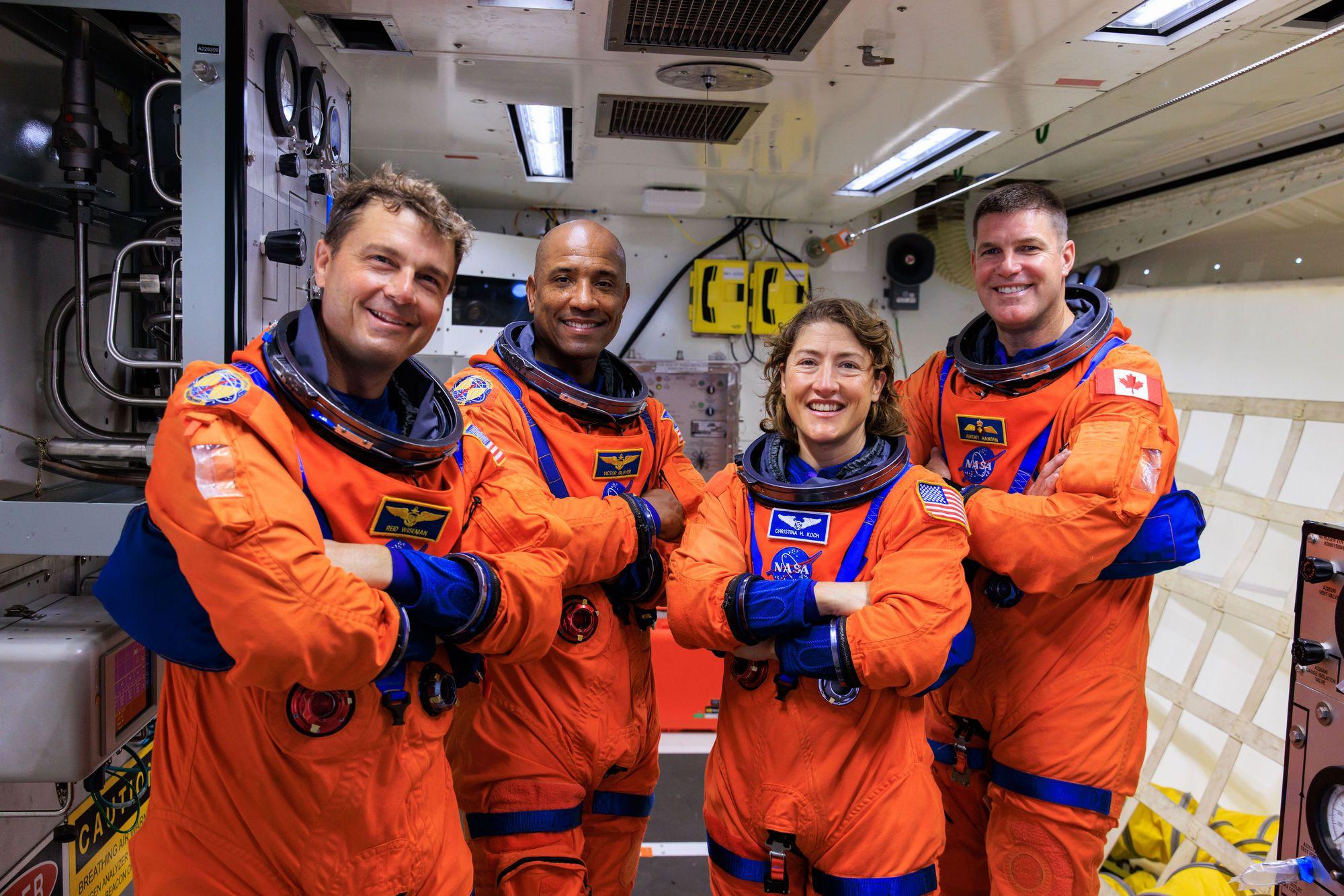 Astronauții Artemis II (de la stânga la dreapta) Reid Wiseman, Victor Glover și Christina Koch, și astronautul CSA (Canadian Space Agency) Jeremy Hansen. FOTO: NASA