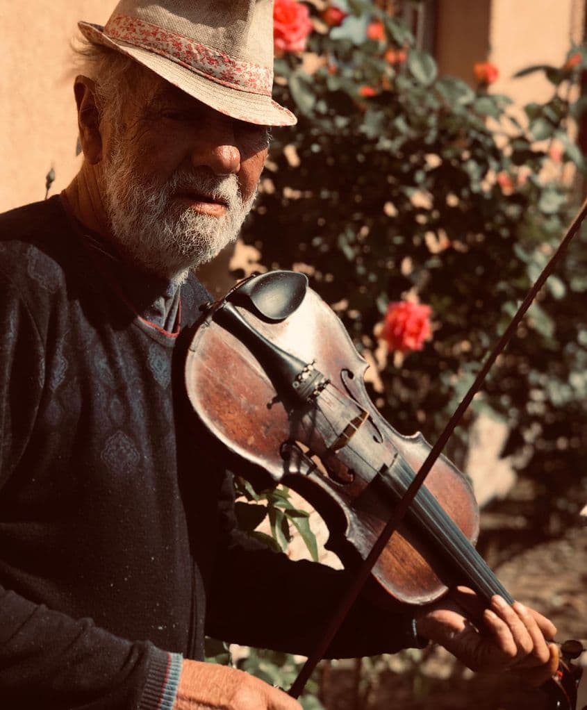 Ioana Gabor, fotografie cu bunicul Ioan Moldovan, Sângeorz-Bãi. FOTO Crescut pe muzică