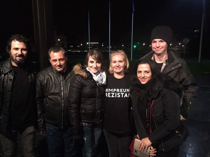 După un an de la #Colectiv, Ramona (prima din dreapta) s-a fotografiat cu o parte dintre supraviețuitorii transferați la Bruxelles. Foto: Arhiva personală