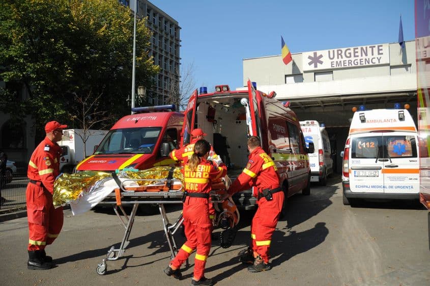 FOTODOCUMENT. Imagine din dimineaţa zilei de 31 octombrie 2015, cu unul dintre răniţii din Colectiv adus la Spitalul Floreasca. Foto: Lucian Muntean