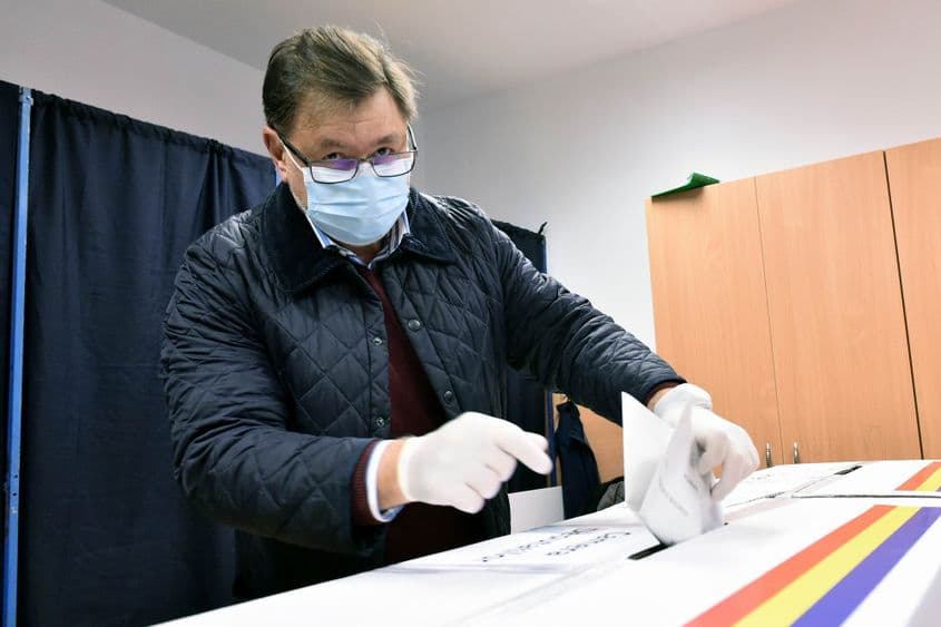 Alexandru Rafila, candidat PSD pentru Camera Deputatilor si reprezentantul Romaniei la OMS, isi exprima votul in cadrul alegerilor parlamentare, dupa anumite reguli de protectie sanitara, in contextul pandemiei de coronavirus, la Scoala Gimnaziala Speciala nr. 8 din Capitala. Foto Sorin Lupșa/Agerpres
