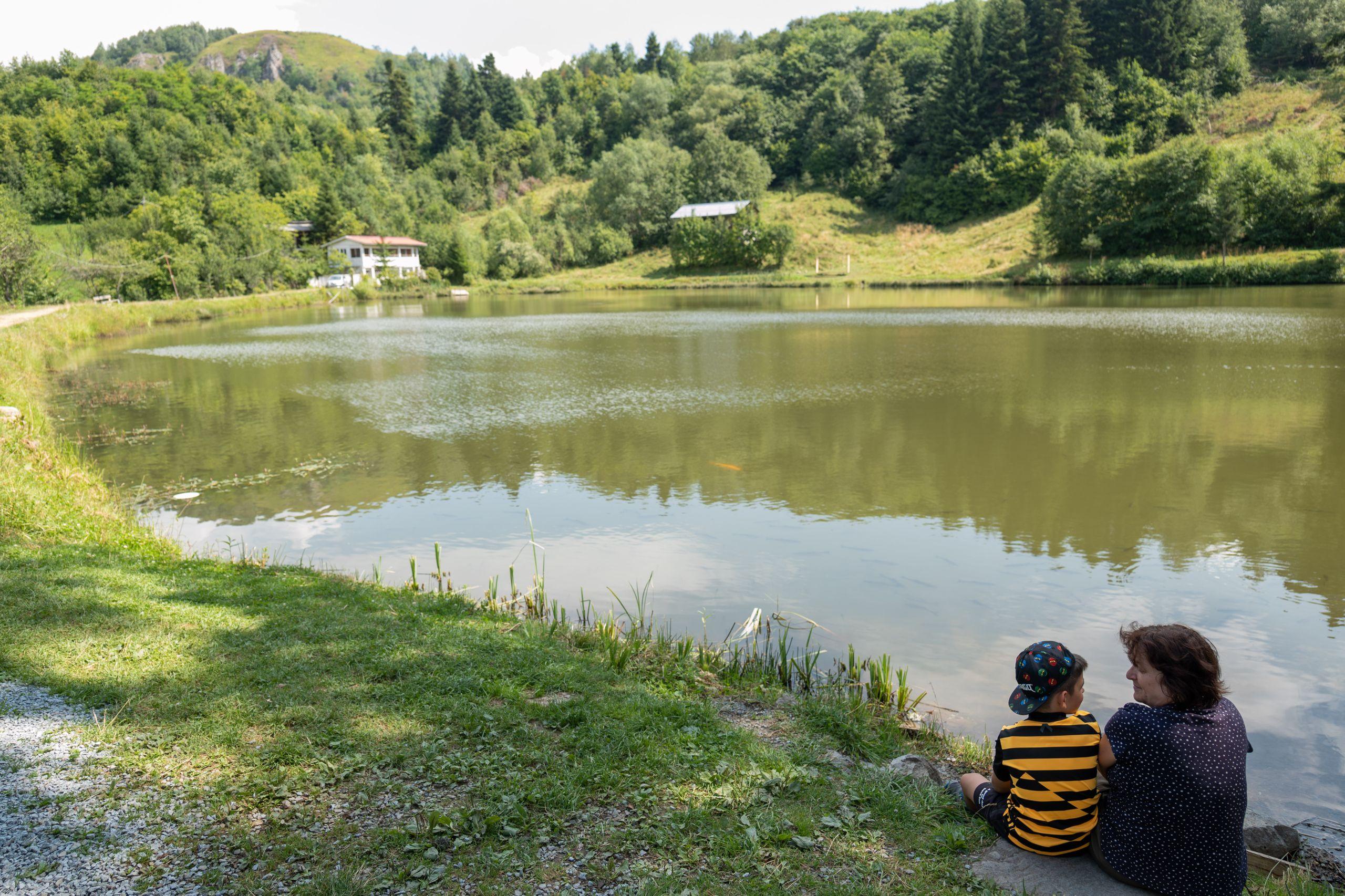 Familie la Tăul Brazi din Roșia Montană. Foto: Raul Ștef (c)