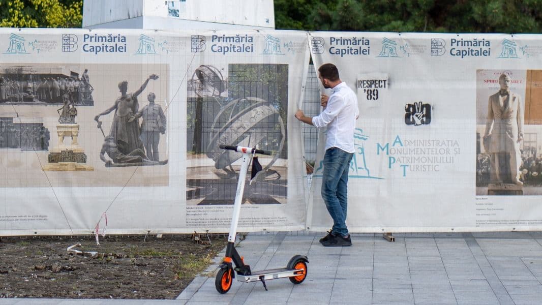Monumentul nu a fost refăcut nici azi, deși ar fi trebuit reparat măcar pentru aniversarea a 30 de ani de la Revoluție. Foto: Mihai Ciuta