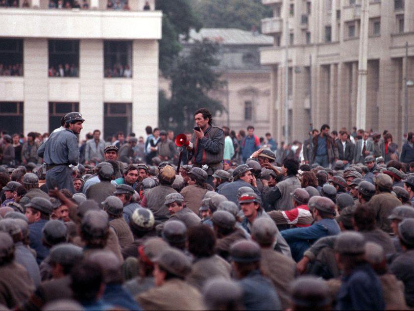 FOTODOCUMENT. 14 iunie 1990. Miron Cozma le vorbeşte miilor de mineri chemaţi la Bucureşti să "salveze democraţia". Foto: Mediafaxfoto