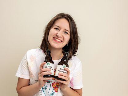 Vocea care inspiră. A făcut trecerea de la corporație la antreprenoriat și a dezvoltat singură un brand de kombucha de succes: „Uneori, sănătatea începe cu alegeri mai bune, inclusiv cu ce alegi să bei zi de zi”