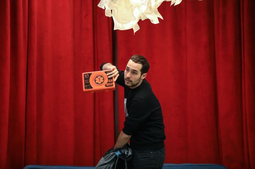 Edmond Niculușcă de la Antiseismic District demonstrând importanța unei truse medicale. Foto: Antiseismic District