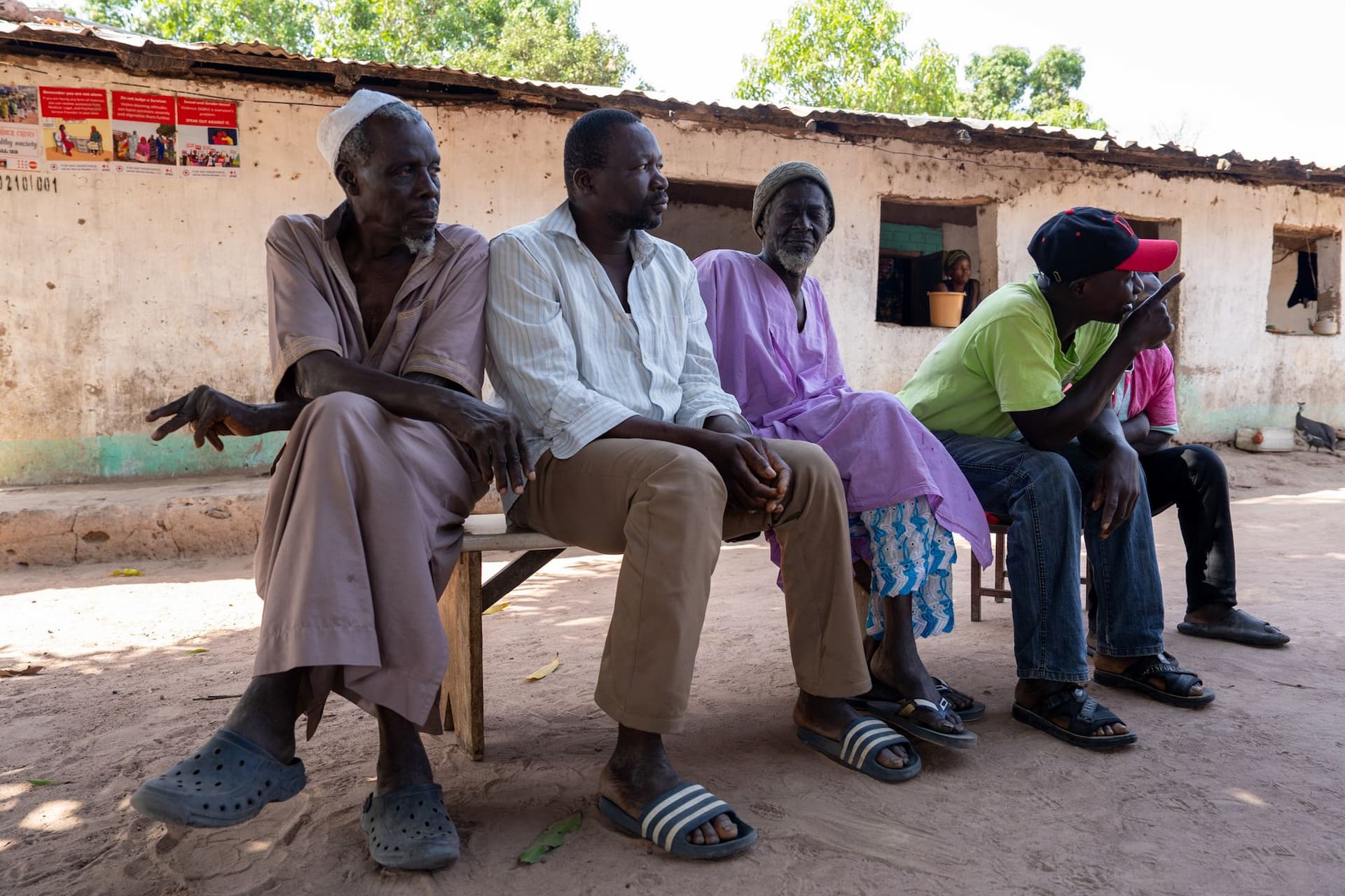 Refugiați din Casamance în satul Ballen din Gambia povestesc cum au fost forțați să își părăsească satele din cauza conflictului. Foto: Andrei Popoviciu