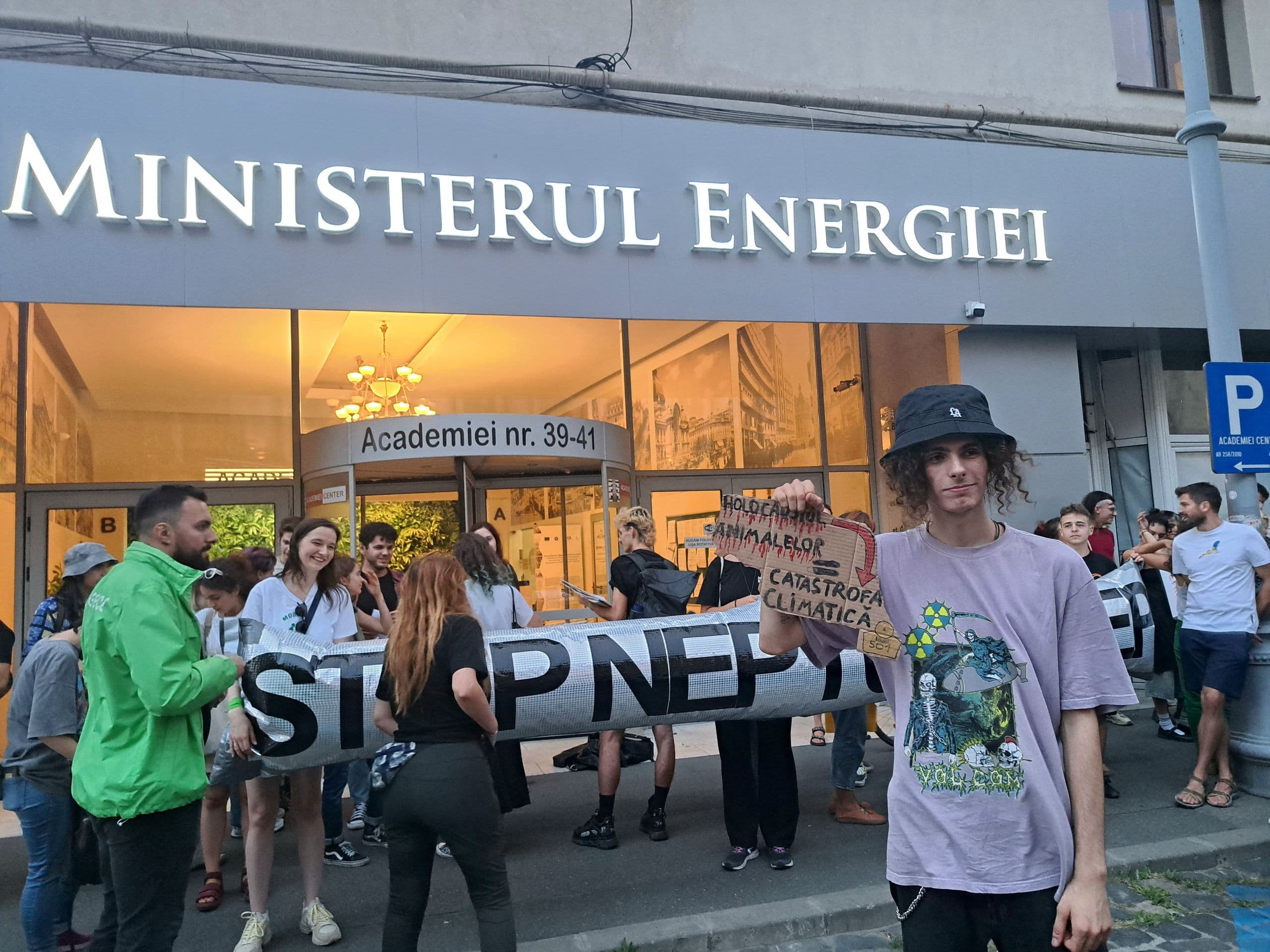 Codrin are 18 ani, este din Slobozia și face activism pentru mediu și drepturile animalelor. Foto: Mălina Gîndu