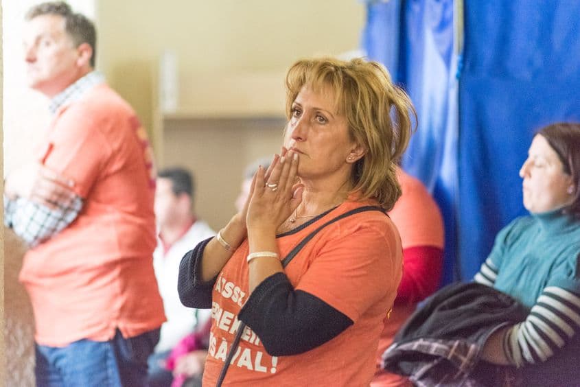 La ședință au fost prezenți părinți care purtau tricouri cu sloganul „Nu vă jucaţi cu soarta copiilor noștri!”.