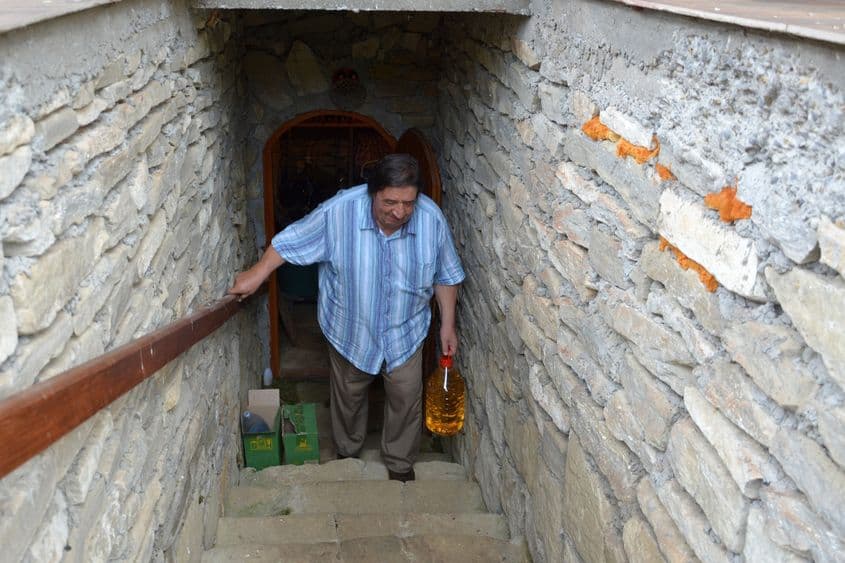 De la o vârstă, tot ce-i poți face vinului este să-l plimbi puțin