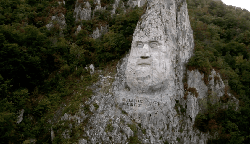 Statuia cu chipul lui Decebal, înaltă de 55 de metri, se află în zona Cazanelor Mici, nu departe de Orșova.